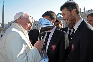 El Papa Francisco levant la copa