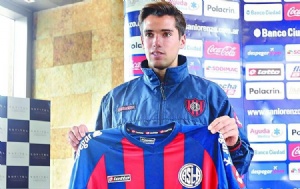 Emmanuel Ms don su camiseta de San Lorenzo para la subasta de Fundame