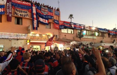 Impresionante banderazo cuervo en Marrakech con Viggo